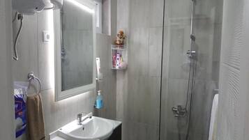 Secador de pelo, toallas, jabón y champú