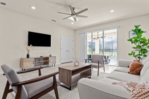 Smart-TV, Tischfußball, Bücher