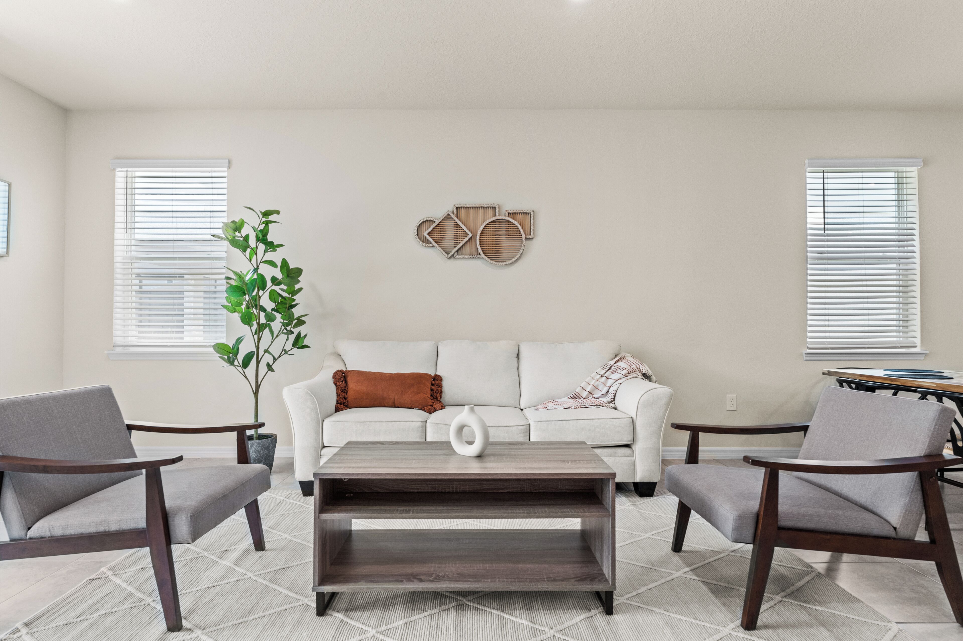 スマートテレビ、テーブルサッカー台、書庫