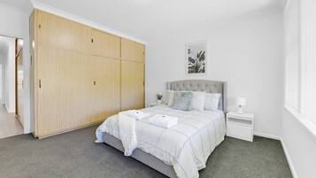 3 dormitorios, tabla de planchar con plancha, cuna de viaje y wifi