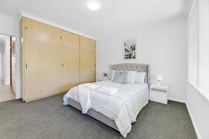 3 Schlafzimmer, Bügeleisen/Bügelbrett, Reisekinderbett, WLAN