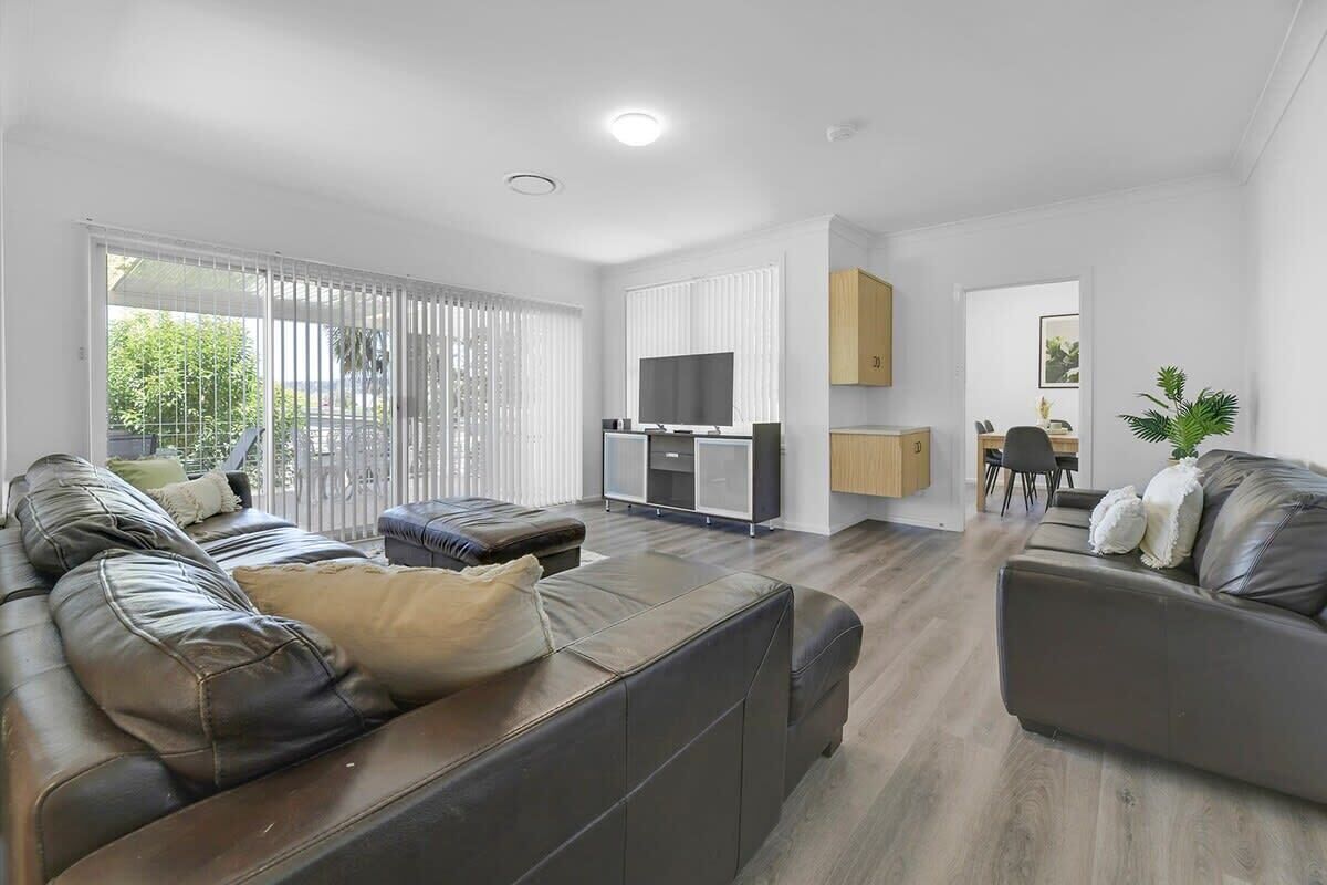 Una televisión, una oficina