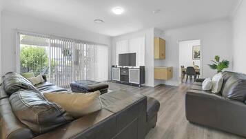 Una televisión, una oficina