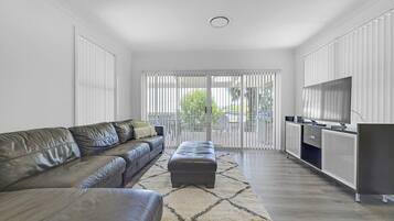 Una televisión, una oficina