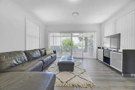 TV, offices. The Family Retreat - Near Mt Panorama & Racecourse