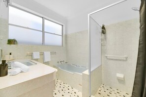 Bathtub, hair dryer, towels, shampoo - The Family Retreat - Near Mt Panorama & Racecourse (South Bathurst)