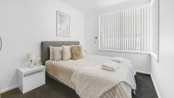 3 slaapkamers, een strijkplank/strijkijzer, reisbedje, wifi