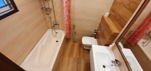 Dobbeltrom – deluxe | Bad | Separat badekar og dusj, toalettartikler (inkludert) og håndklær