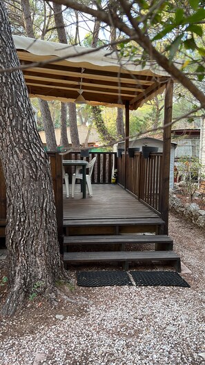 Outdoor dining - 4 berth mobile home rental in 3 star campsite (Le Castellet)