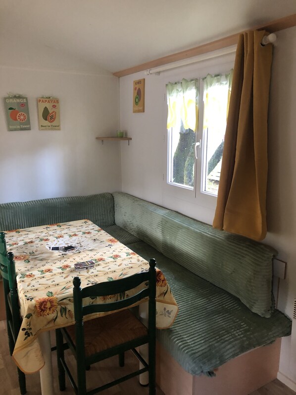 Interior - 4 berth mobile home rental in 3 star campsite (Le Castellet)