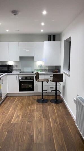 Microwave - Brand New One Bed Luxury Flat No Parties No Events (West Thurrock)