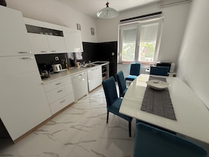 Een koelkast, een microgolfoven, een oven, een kookplaat