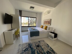 Habitación básica doble | Minibar, caja fuerte, escritorio y espacio para trabajar con un portátil