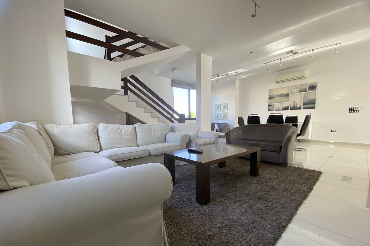 Departamento Premium | Área de sala de estar | Smart TV de 42 pulgadas con canales digitales, televisión y Netflix