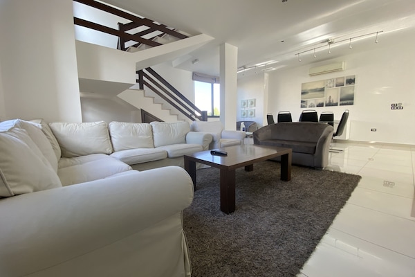 Apartamento premium | Área de estar | Smart TV 42 polegadas com canais digitais, TV, Netflix