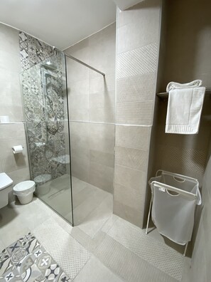 Studio Suite | Bathroom | Shower, hydromassage showerhead, free toiletries, hair dryer - Lemon Tree Residence (Amman)