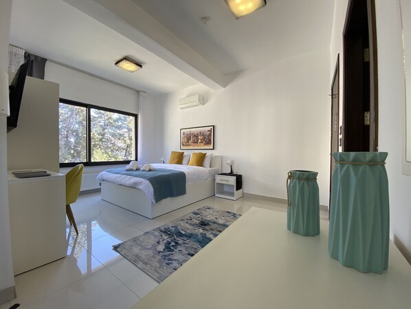 Basic Double Room | Minibar, in-room safe, desk, laptop workspace - Lemon Tree Residence (Amman)
