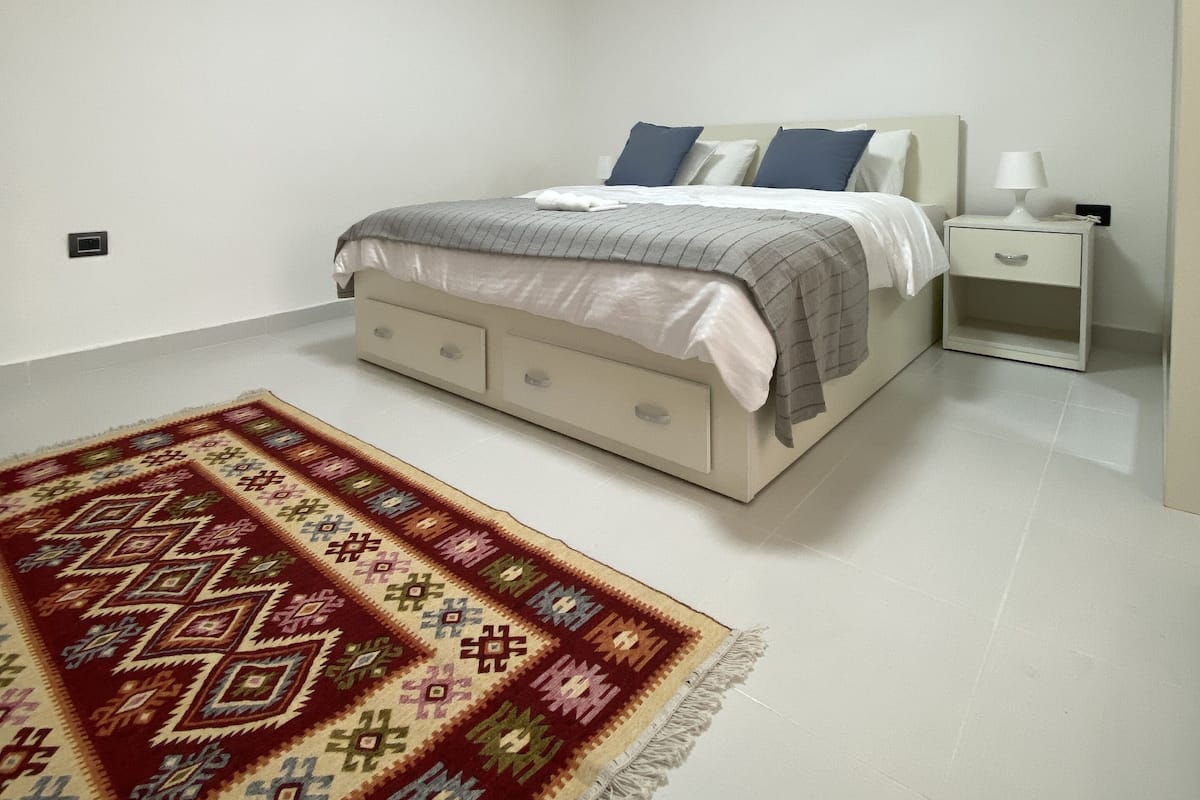 Suite estudio | Minibar, caja de seguridad en la habitación y escritorio