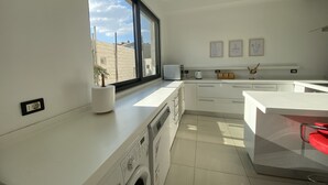 พรีเมียมอพาร์ทเมนท์ | ครัวส่วนตัว | ตู้เย็นเล็ก, ไมโครเวฟ, เตาอบ, เตาประกอบอาหาร