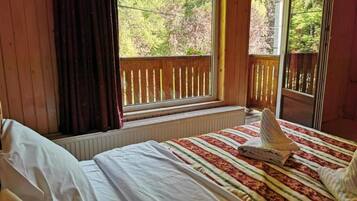 Business Room, 1 Queen Bed, Non Smoking, Balcony | 1 bedroom, free WiFi