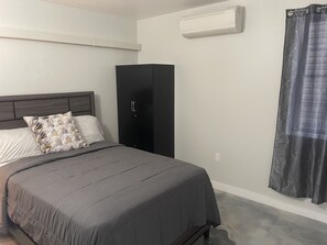 2 bedrooms, in-room safe, desk, iron/ironing board