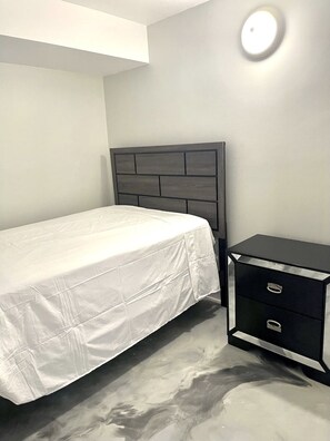 2 habitaciones, caja de seguridad en la habitación y escritorio 