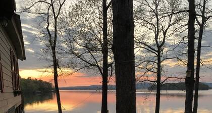 Lake house with million dollar view & hot tub