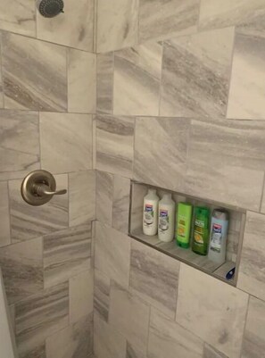 Douche, sèche-cheveux, serviettes fournies, savon
