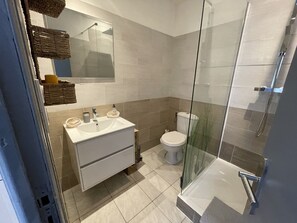 Een douche, een haardroger, handdoeken, zeep