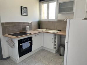 Een koelkast, een oven, een waterkoker, een broodrooster