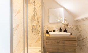 Luxe appartement | Badkamer | Een douche, gratis toiletartikelen, een haardroger, handdoeken
