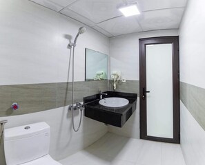 Shower, hydromassage showerhead, designer toiletries, hair dryer - An Duong Hotel Cat Ba (Hai Phong)