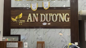 Ein Hotelrezeptionsschalter mit Uhren, die die Uhrzeiten von Peking, Seoul, Hanoi, Lo Bon und New York anzeigen.