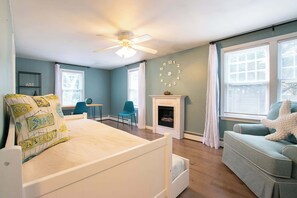 4 bedrooms, desk, iron/ironing board, WiFi