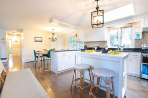 Fridge, microwave, oven, stovetop - Less than .5 Miles to Rock Harbor! (Orleans)