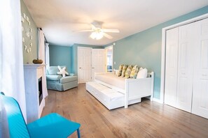 4 bedrooms, desk, iron/ironing board, WiFi - Less than .5 Miles to Rock Harbor! (Orleans)