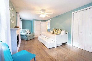 4 bedrooms, iron/ironing board, WiFi, bed sheets