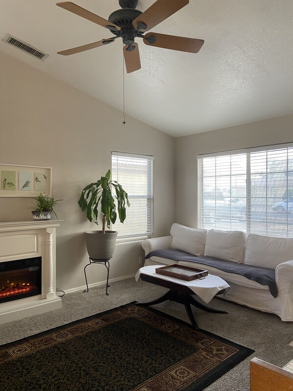 Living area - Super Bowl Glendale Arizona! Comfortable 3bd House-Walking Distance from Stadium (Glendale)