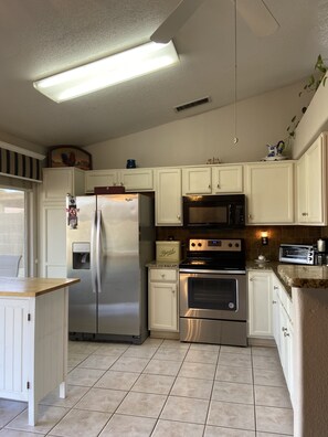 Private kitchen - Super Bowl Glendale Arizona! Comfortable 3bd House-Walking Distance from Stadium (Glendale)