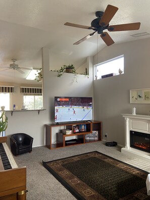Interior - Super Bowl Glendale Arizona! Comfortable 3bd House-Walking Distance from Stadium (Glendale)