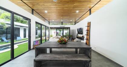 Playa Potrero NEW Modern House w Great Features - Casa Guitarra