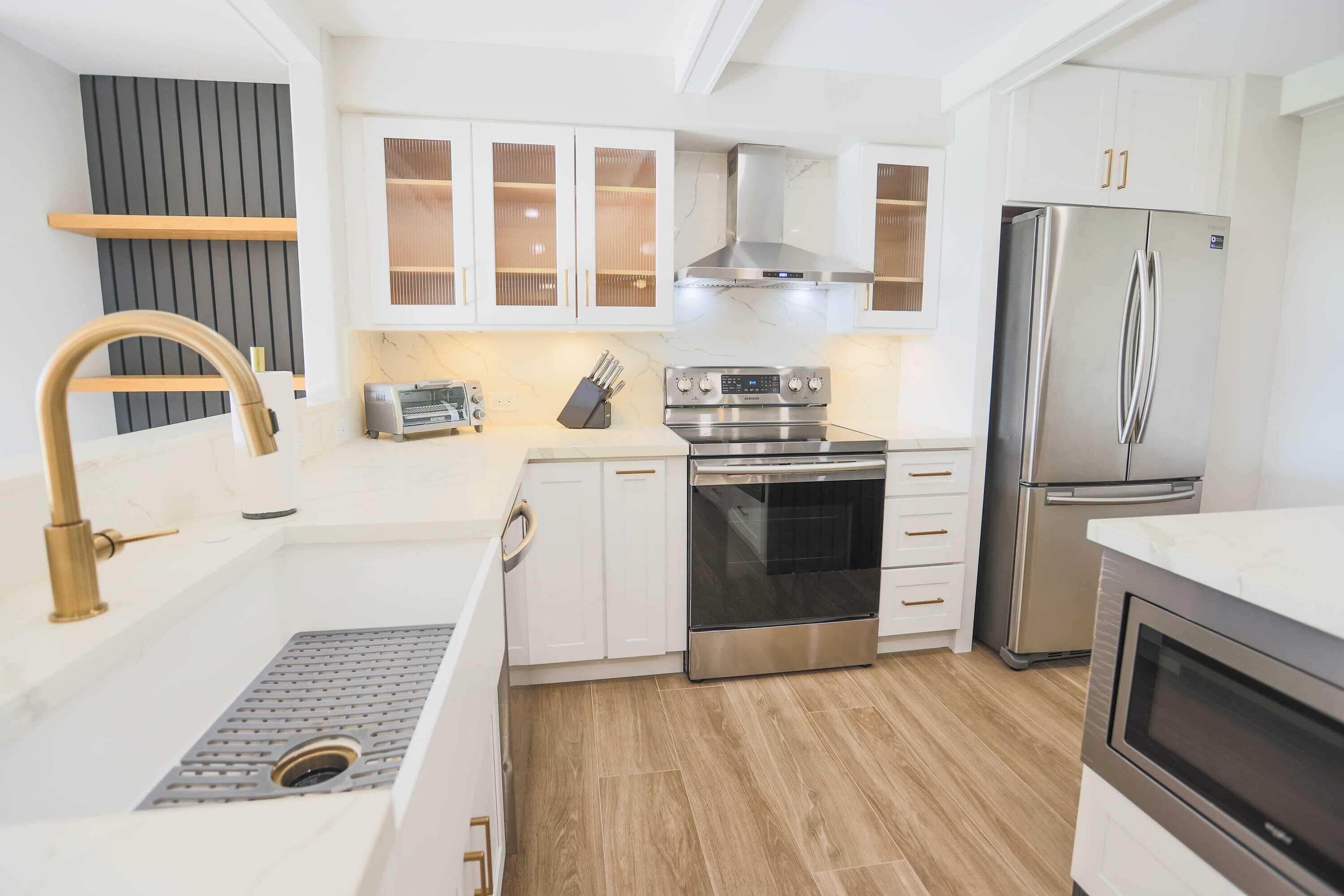 冷蔵庫、電子レンジ、オーブン、コンロ