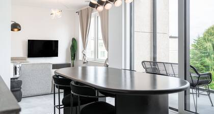 Lux 1BR: King Bed, Balcony, Near City Center