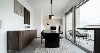 Lux 1BR: King Bed, Balcony, Near City Center