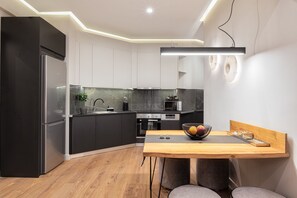 Een koelkast, een magnetron, een oven, een kookplaat