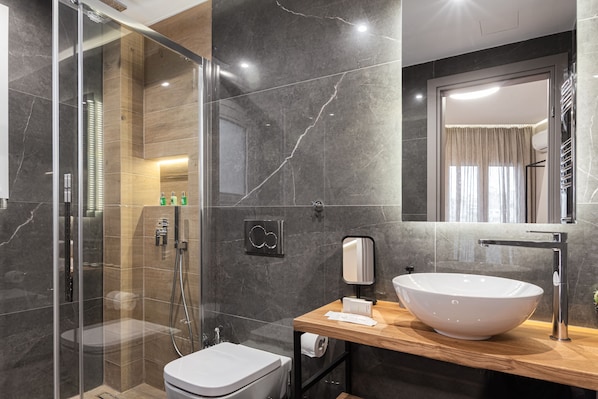 Shower, hair dryer, towels, soap - Acropolis Elite Residence (Athina)