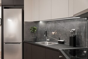 Frigorifero, microonde, forno, piano cottura