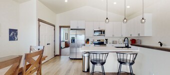 Charming home with mountain view, fireplace, balcony, & washer/dryer