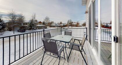 Charming home with mountain view, fireplace, balcony, & washer/dryer