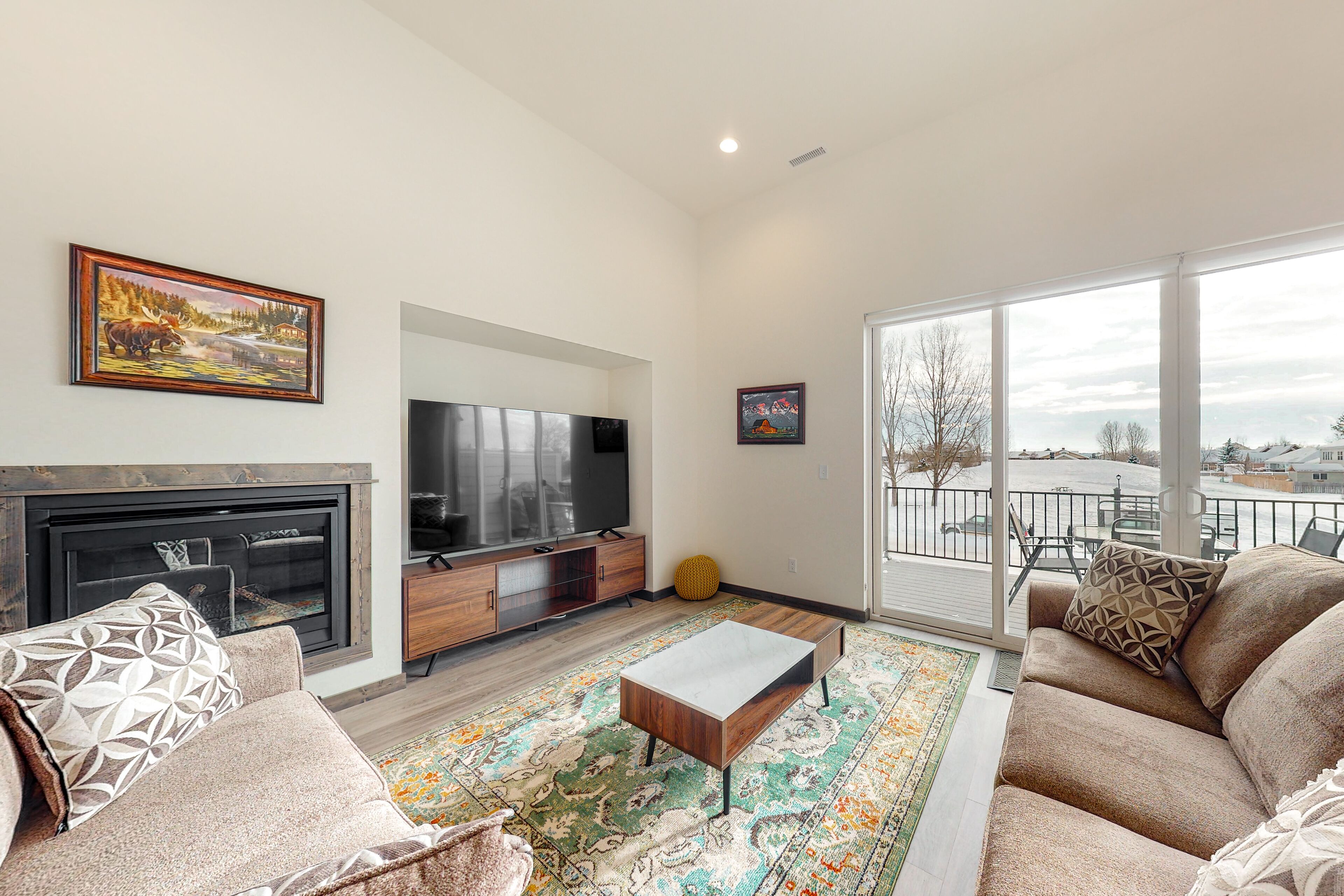 Quaint country home with mountain view, fireplace, balcony, & washer/dryer